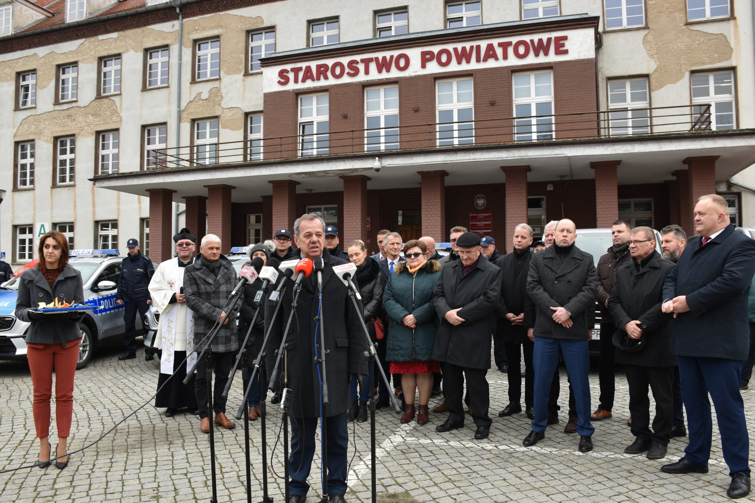 Radiowozy policyjne przemowa Wójta
