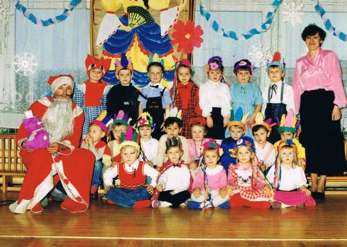 Dyrektor Małgorzata Reduch pozuje z grupą przedszkolną