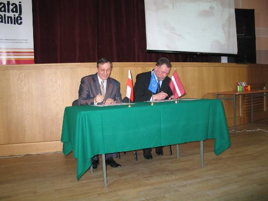 Starosta Hajnowski wraz z partnerem łotewskim podpisuje porozumienie o współpracy