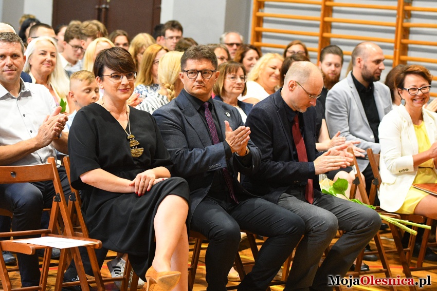 Uczestnicy apelu w ILO w Oleśnicy. Na pierwszym planie siedzi dyrektor Marzena Helińska