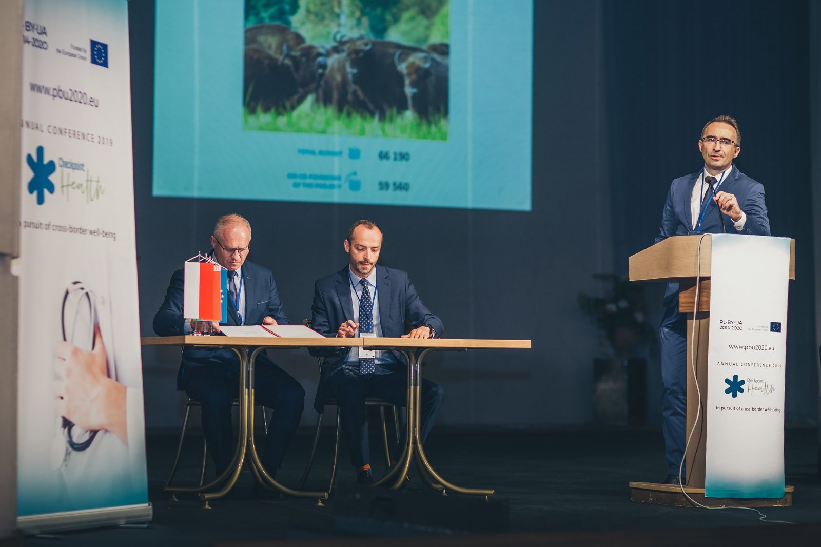 Moment podpisania umowy na realizację projektu przez Starostę Hajnowskiego Andrzeja Skiepko