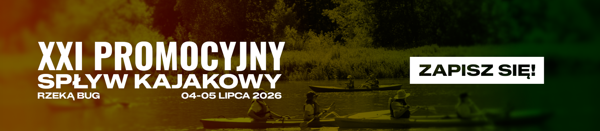 „Kajakarze na rzece z napisem promującym wydarzenie”. Treść napisu: „XXI PROMOCYJNY SPŁYW KAJAKOWY RZEKA BUG 4–5 LIPCA 2026 ZAPISZ SIĘ!”