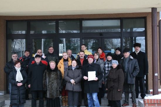 Przed budynkiem Urzędu przedstawiciele samorządu pozują do zdjęcia wraz z członkami delegacji łotewskiej