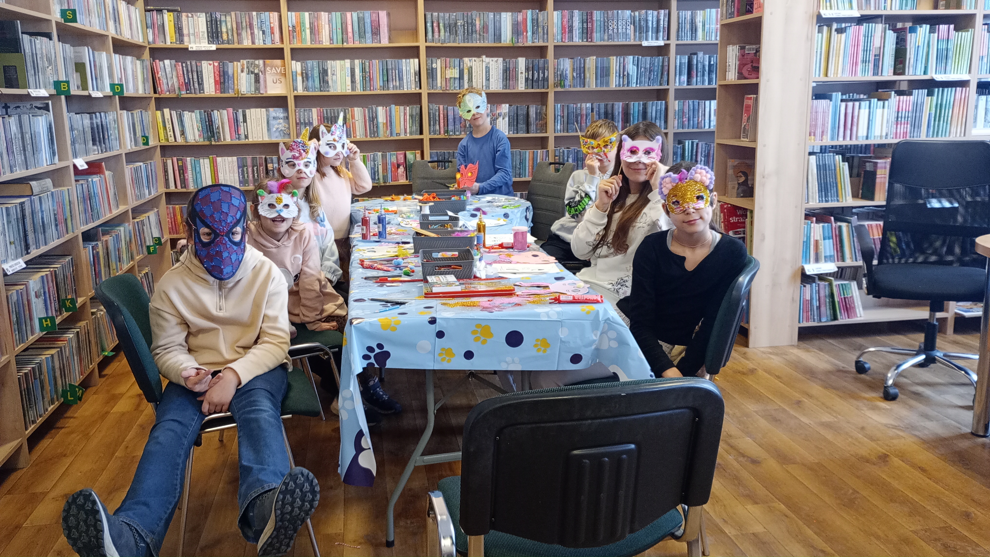 Dzieci pozujące z własnoręcznie zrobionymi maskami karnawałowymi.