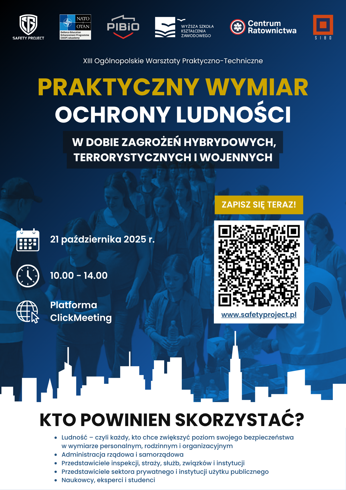 Plakat promujący XIII Ogólnopolskie Warsztaty Praktyczno-Techniczne „Praktyczny wymiar ochrony ludności w dobie zagrożeń hybrydowych, terrorystycznych i wojennych”. Na plakacie widoczna jest grupa ludzi oraz logotypy organizatorów: Safety Project, NATO DEEP eAcademy, PIBiO, Wyższa Szkoła Kształcenia Zawodowego, Centrum Ratownictwa i SIBO. Podano datę wydarzenia – 21 października 2025 r., godziny 10:00–14:00, platformę ClickMeeting oraz kod QR prowadzący do strony rejestracyjnej. Na dole znajduje się sekcja „Kto powinien skorzystać?” z listą potencjalnych uczestników.