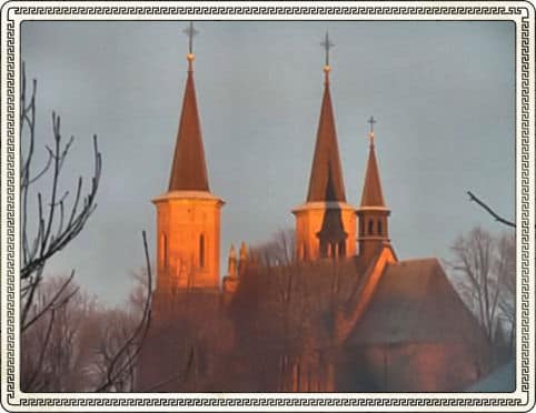 Kościół w Łużnej o wschodzie słońca