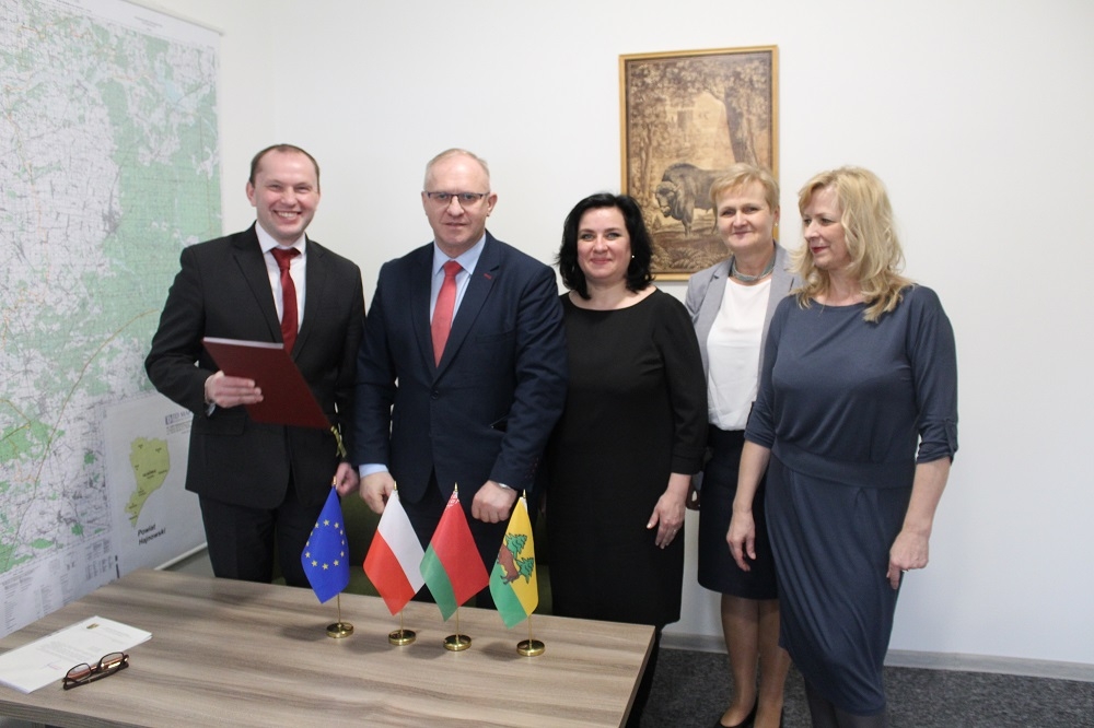 Podpisanie porozumienia - sygnatariusze pozują do wspólnego zdjęcia. Na zdjęciu 5 osób