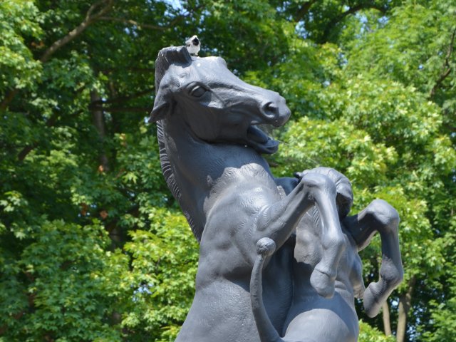 Rzeźby Emmanuela Fremieta i fontanna
