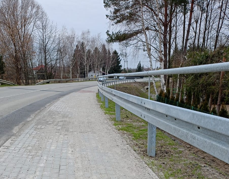 Nowy chodnik przy drodze głównej