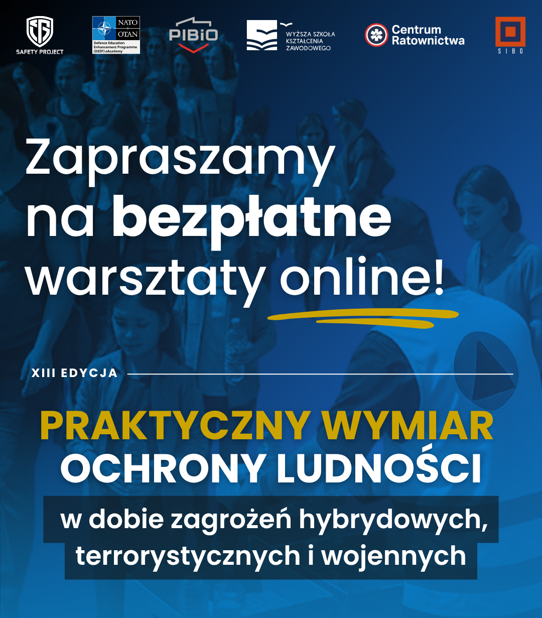 Grafika do mediów społecznościowych promująca bezpłatne warsztaty online pt. „Praktyczny wymiar ochrony ludności w dobie zagrożeń hybrydowych, terrorystycznych i wojennych”. Na górze widoczne są logotypy organizatorów: Safety Project, NATO DEEP eAcademy, PIBiO, Wyższa Szkoła Kształcenia Zawodowego, Centrum Ratownictwa i SIBO. Centralny napis informuje: „Zapraszamy na bezpłatne warsztaty online! XIII edycja”. Na dole znajduje się wezwanie do działania: „Link do rejestracji w komentarzu!”.