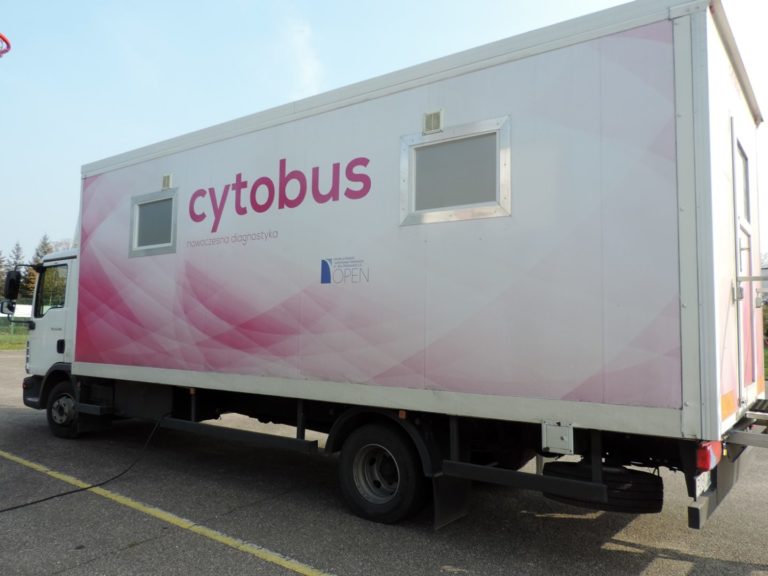 na zdjęciu widać zaparkowany biały samochód z napisem cytobus