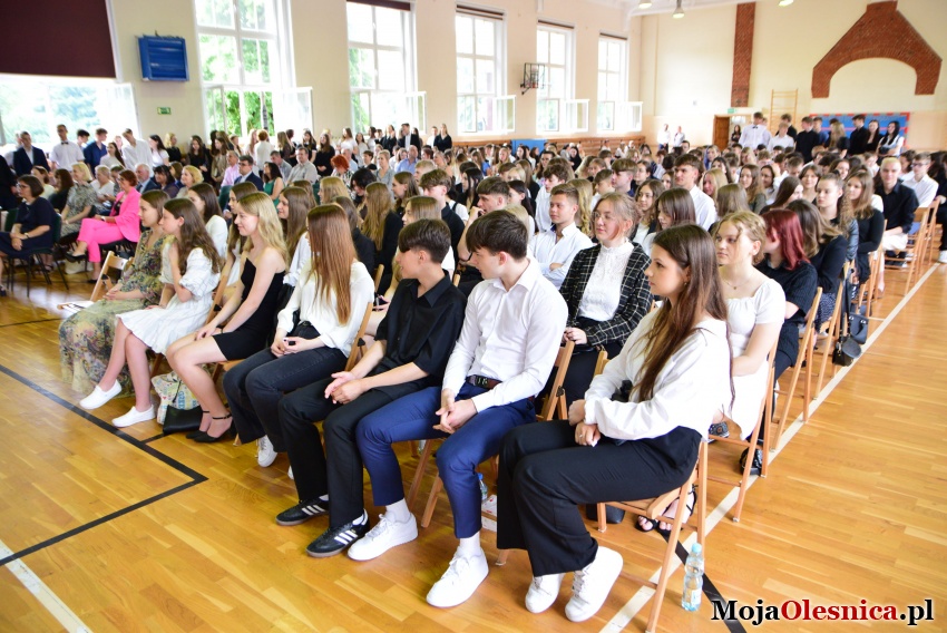 Siedząca młodzież II LO podczas apelu