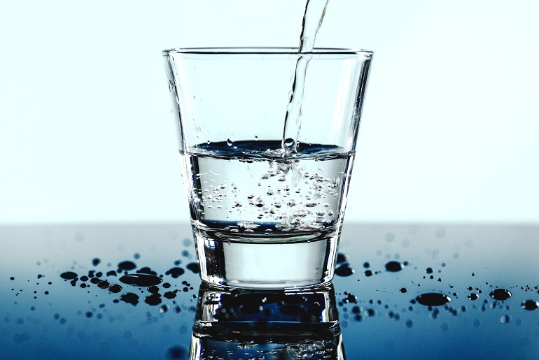 Szklanka z wodą