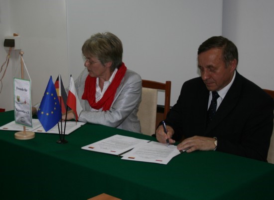Podpisanie porozumienia przez przedstawicieli obu samorządów