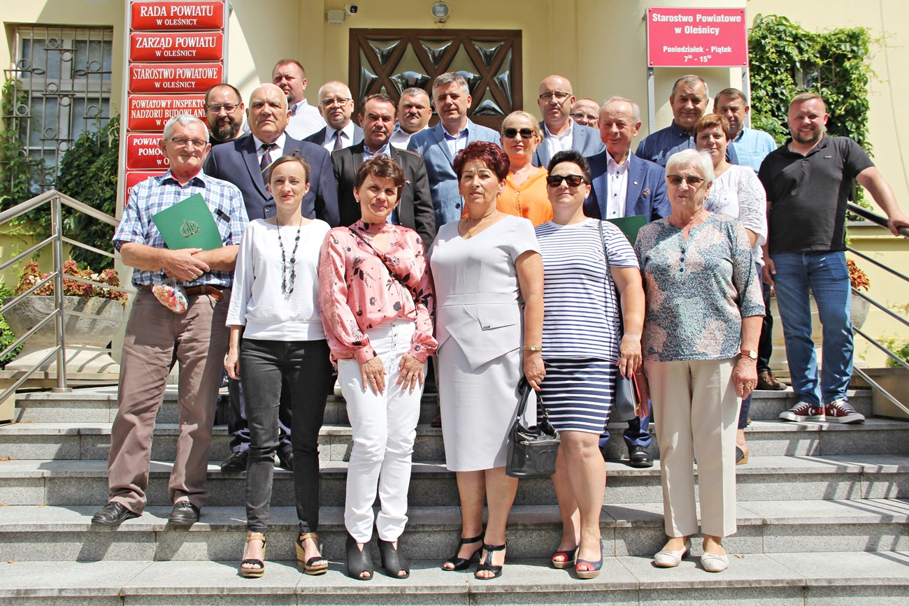 Wspólne zdjęcie delegatów przed gmachem starostwa