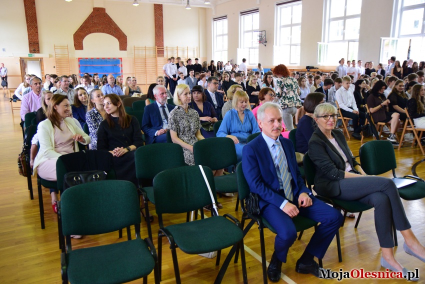 Goście siedzący podczas apelu w II LO
