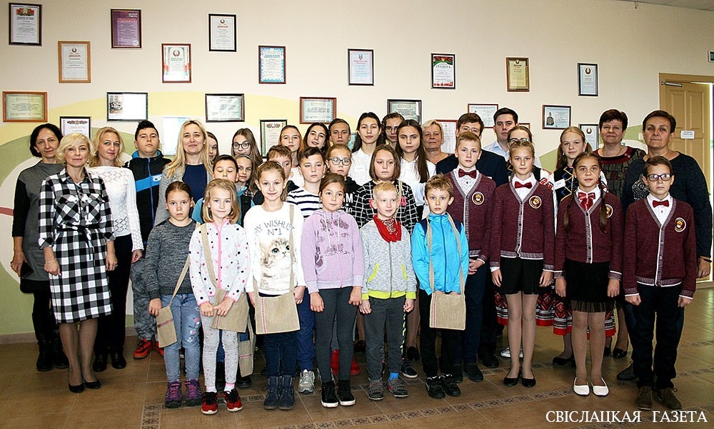 Uczniowie z Białorusi i Polski wraz z nauczycielami pozują do zdjęcia