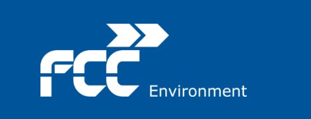 Logo FCC na niebieskim tle