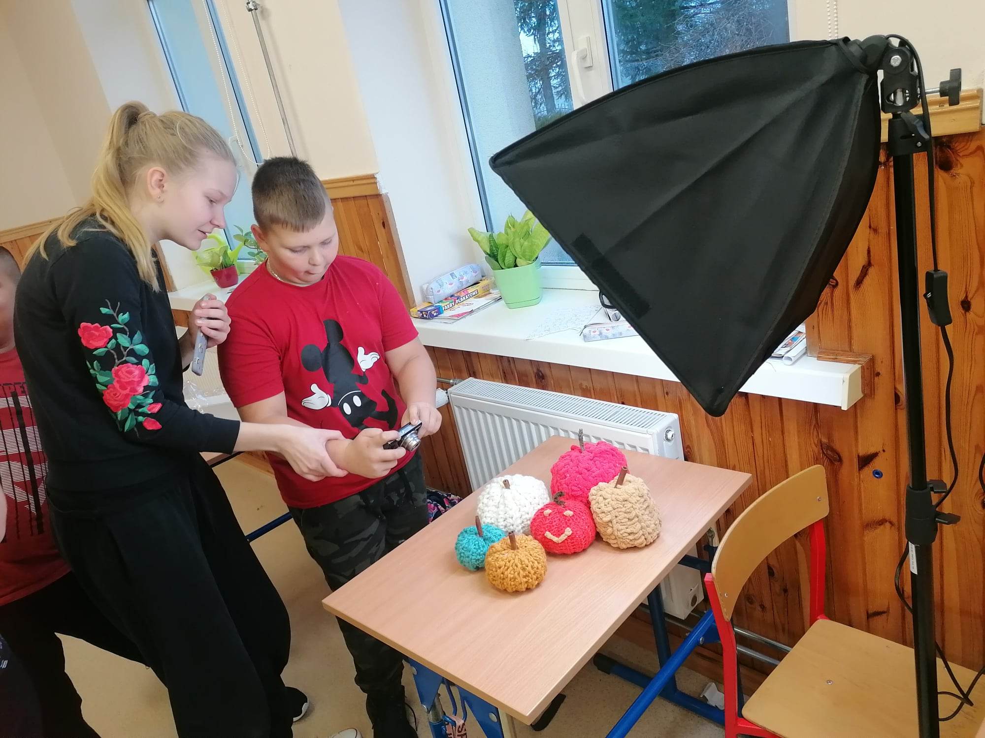 Uczeń wykonuje zdjęcie aparatem cyfrowym