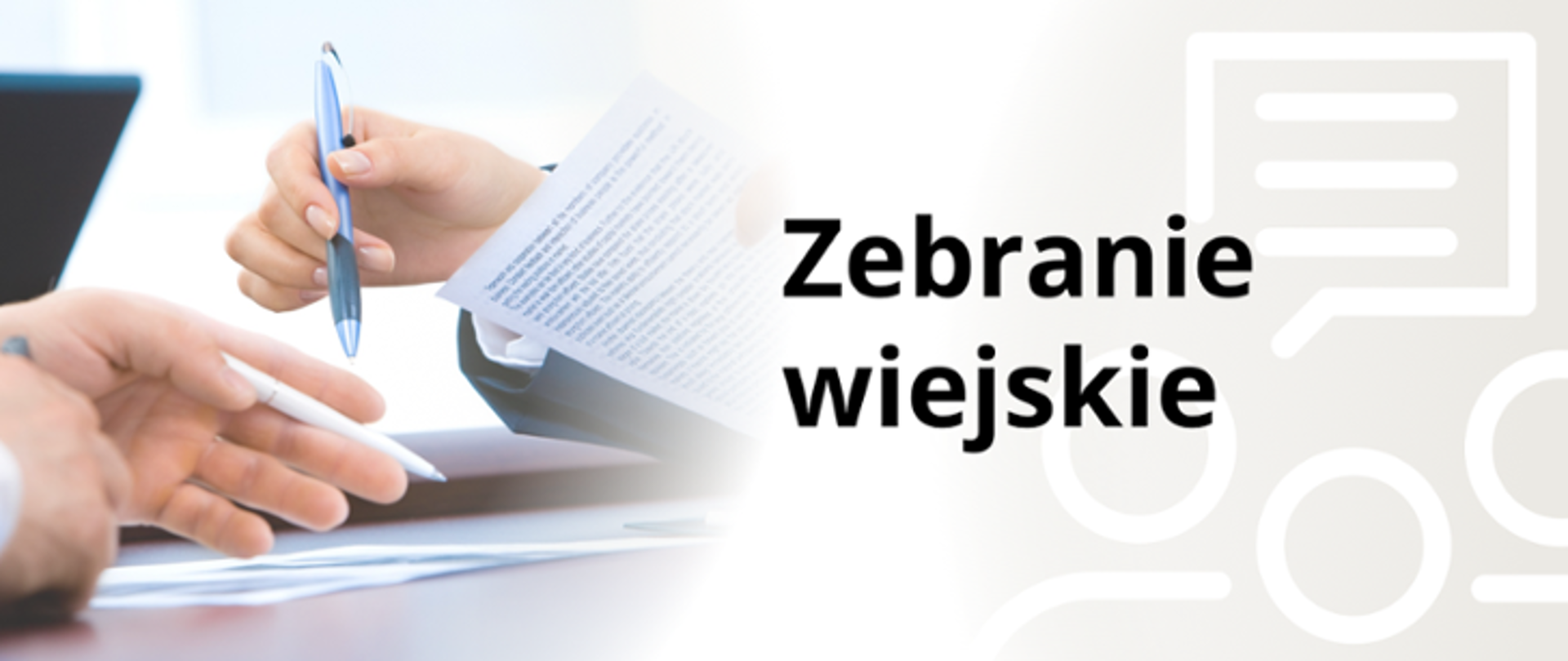 Na grafice widzimy dwie osoby siedzące przy stole – jedna trzyma dokument, druga długopis. Po prawej stronie znajduje się napis „Zebranie wiejskie” oraz ikona symbolizująca rozmowę/dyskusję (dymek z liniami tekstu i schematyczne sylwetki osób). Całość sugeruje zaproszenie lub informację o spotkaniu wiejskim.