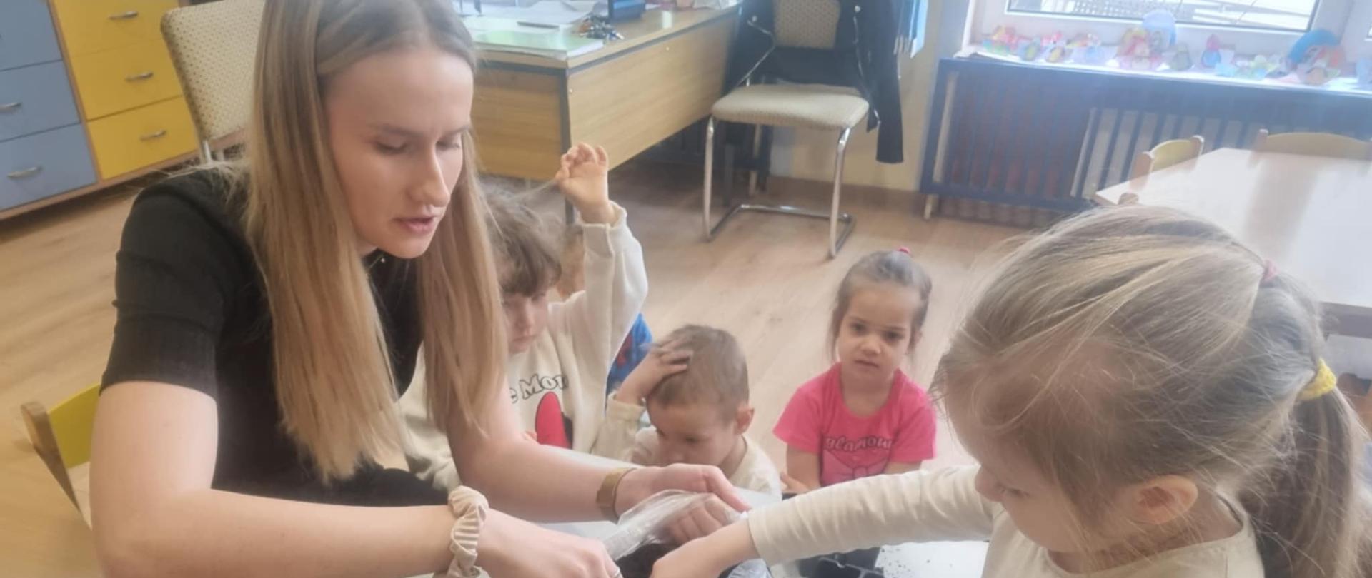 Dzieci w trakcie pracy przy zakładaniu ogrodu - przygotowanie sadzonek