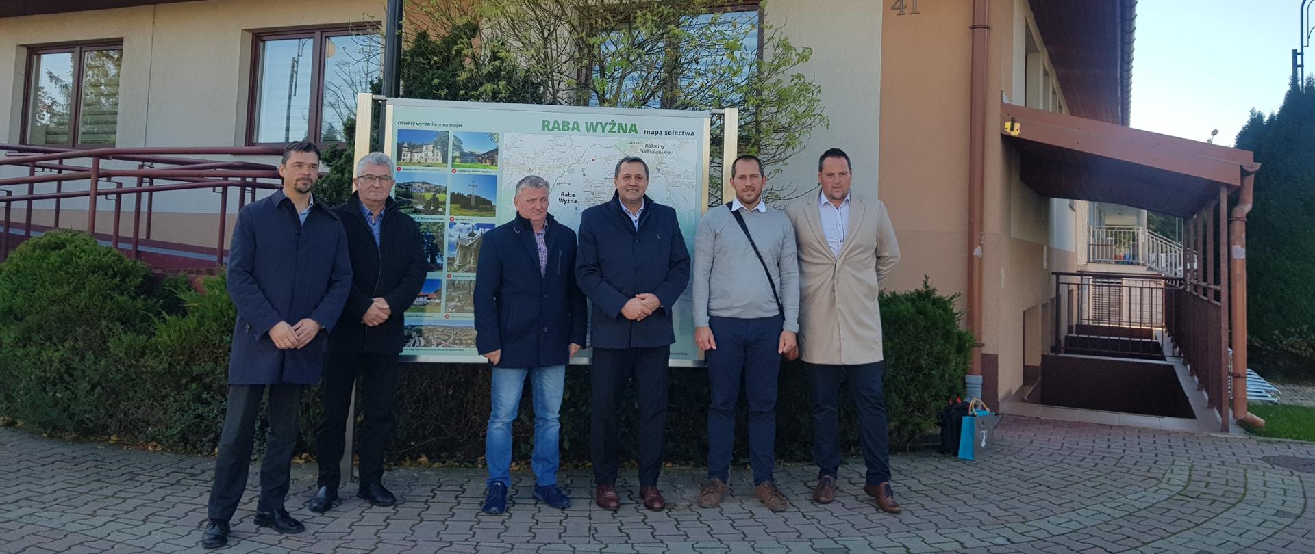 Spotkanie przedstawicieli Gminy Raba Wyżna z Partnerską Gminą Gánovce ze Słowacji- zdjęcie przed Urzędem Gminy w Rabie Wyżnej