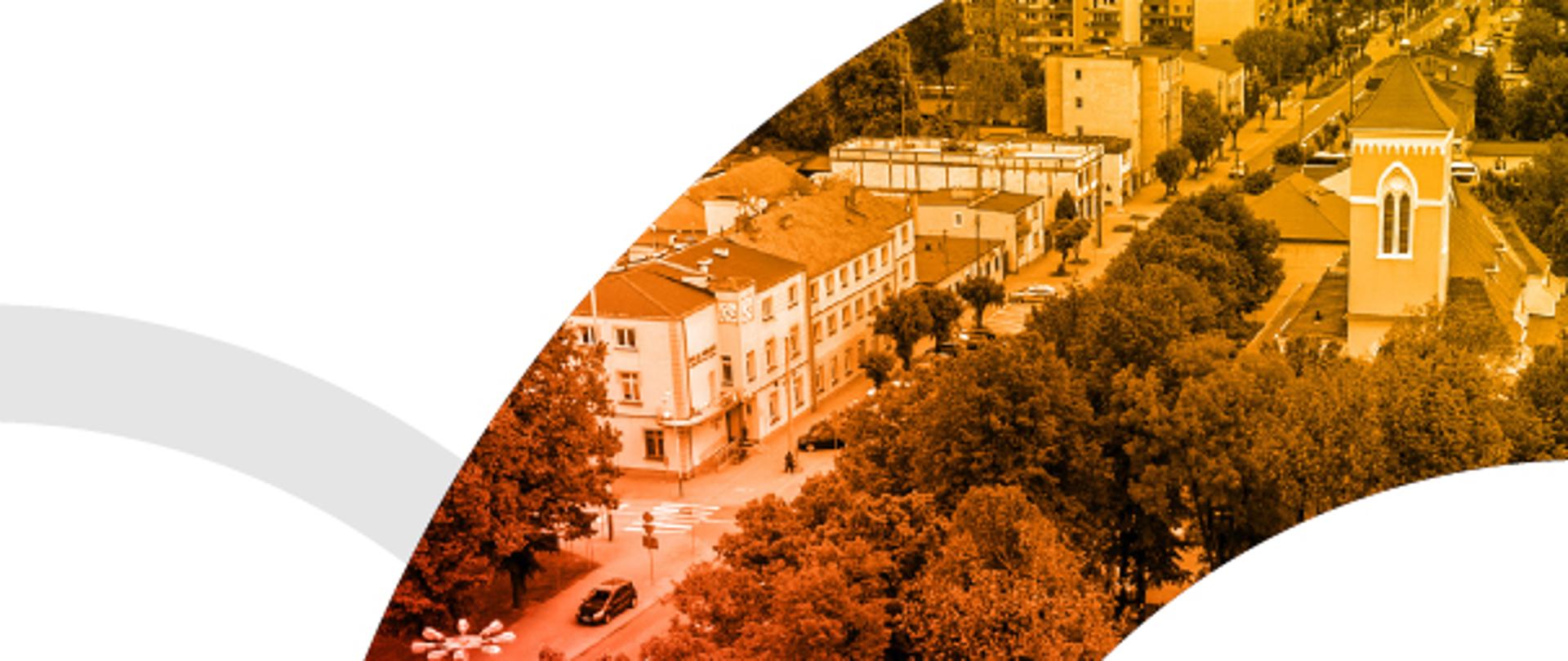 Okładka „Raportu o stanie gminy Konstantynów Łódzki za 2025 rok”. Na jasnym tle znajduje się herb miasta oraz tytuł publikacji. Dolną część okładki wypełnia stylizowane zdjęcie lotnicze centrum Konstantynowa Łódzkiego w odcieniach pomarańczu i czerwieni. W prawym dolnym rogu widoczny jest rok 2025.