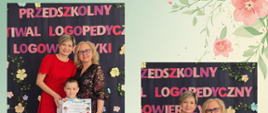 Dyrekcja i logopeda pozują do zdjęcia z dziećmi - laureatami konkursu
