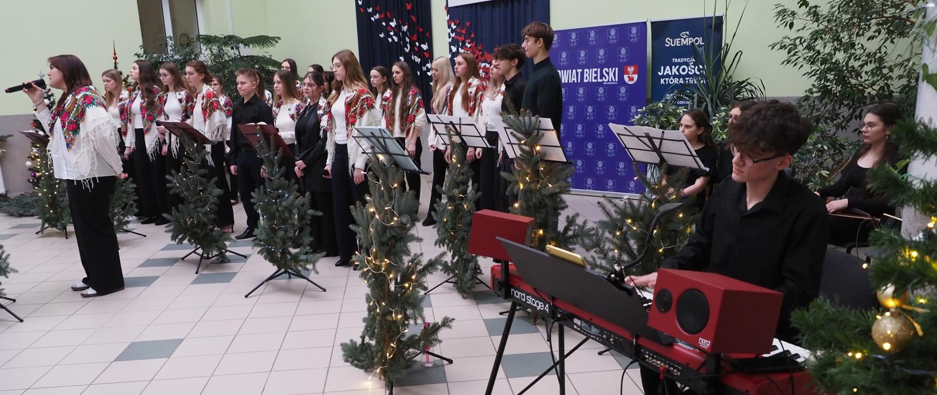 Kolędujący uczniowie I Liceum Ogólnokształcącego im. T. Kościuszki w Bielsku Podlaskim 