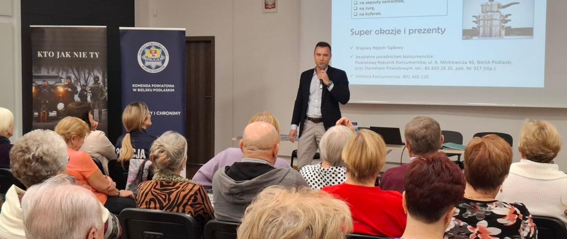 W zajęciach z cyklu Uniwersytet Bezpiecznego Seniora jednym z prelegentów był powiatowy rzecznik konsumentów Sebastian Bendella (fot. KPP Bielsk Podlaski) 