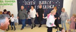 Dzieci wraz z zaproszonymi dziadkami w trakcie wspólnego tańca