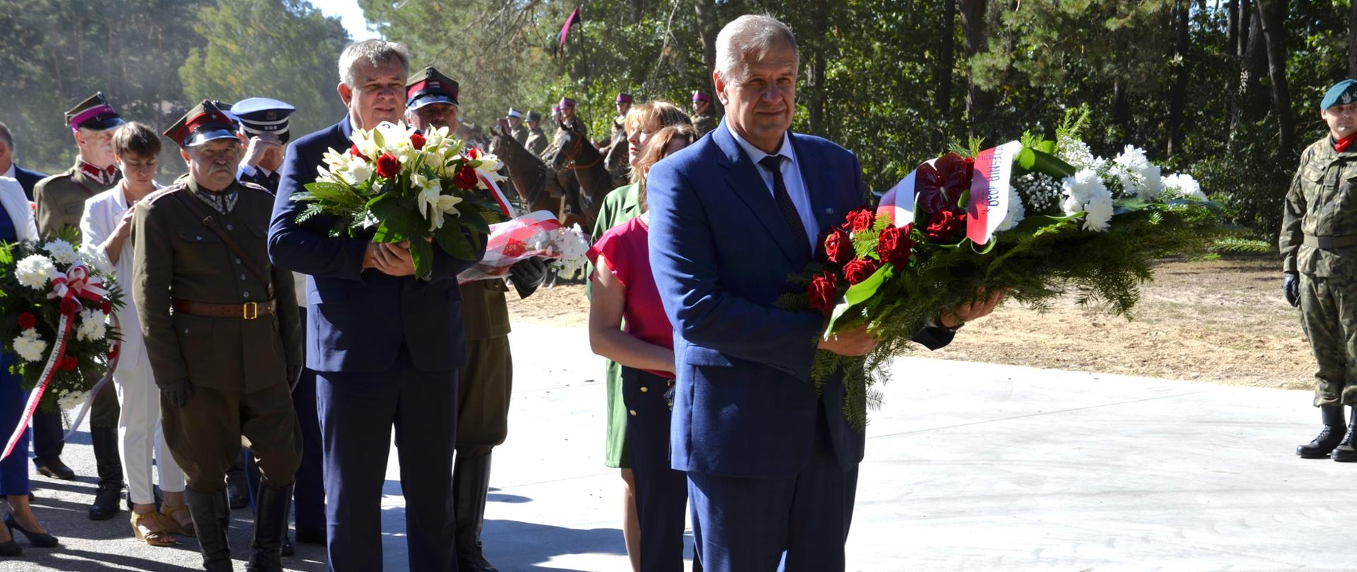Starosta bielski Sławomir Jerzy Snarski składa wiązankę na mogile żołnierzy Wojska Polskiego poległych 13 września 1939 r. w bitwie pod Pruszanką Starą