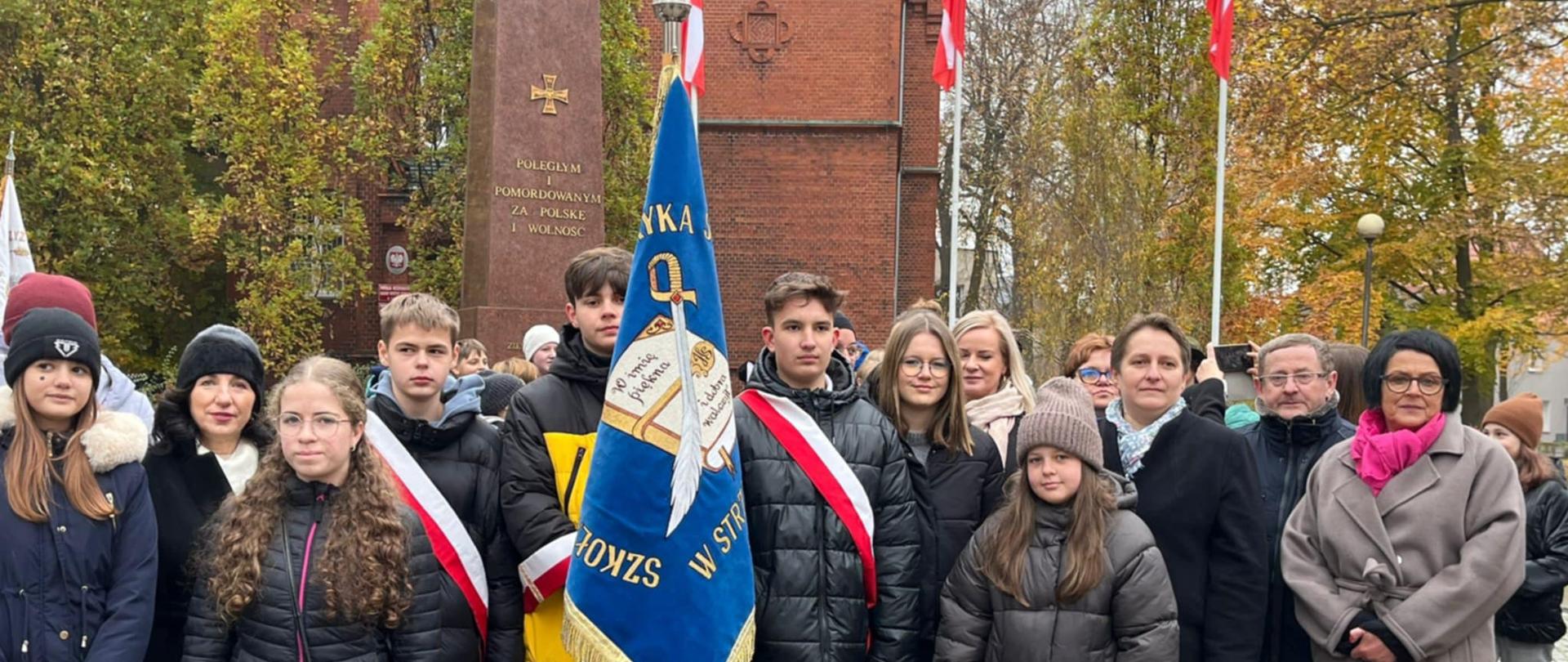 Sztandar pod pomnikiem