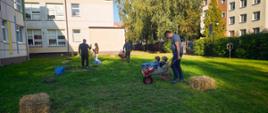 Jesienne zabawy podczas pikniku w wykonaniu dzieci