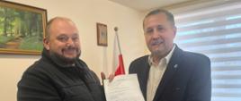 Uścisk dłoni po podpisaniu umowy przez pana wójta T.Rajcę i wykonawcę B. Pałasza.