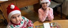 Dzieci w trakcie zajęć plastycznych siedzą przy stołach