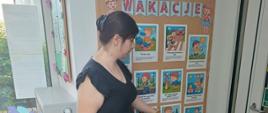 Nauczycielka prezentuje zasady bezpiecznych wakacji