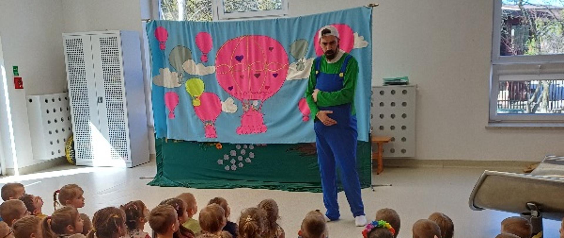 Aktorzy występują przed publicznością