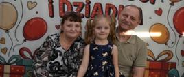 Dzieci pozują do zdjęcia z dziadkami