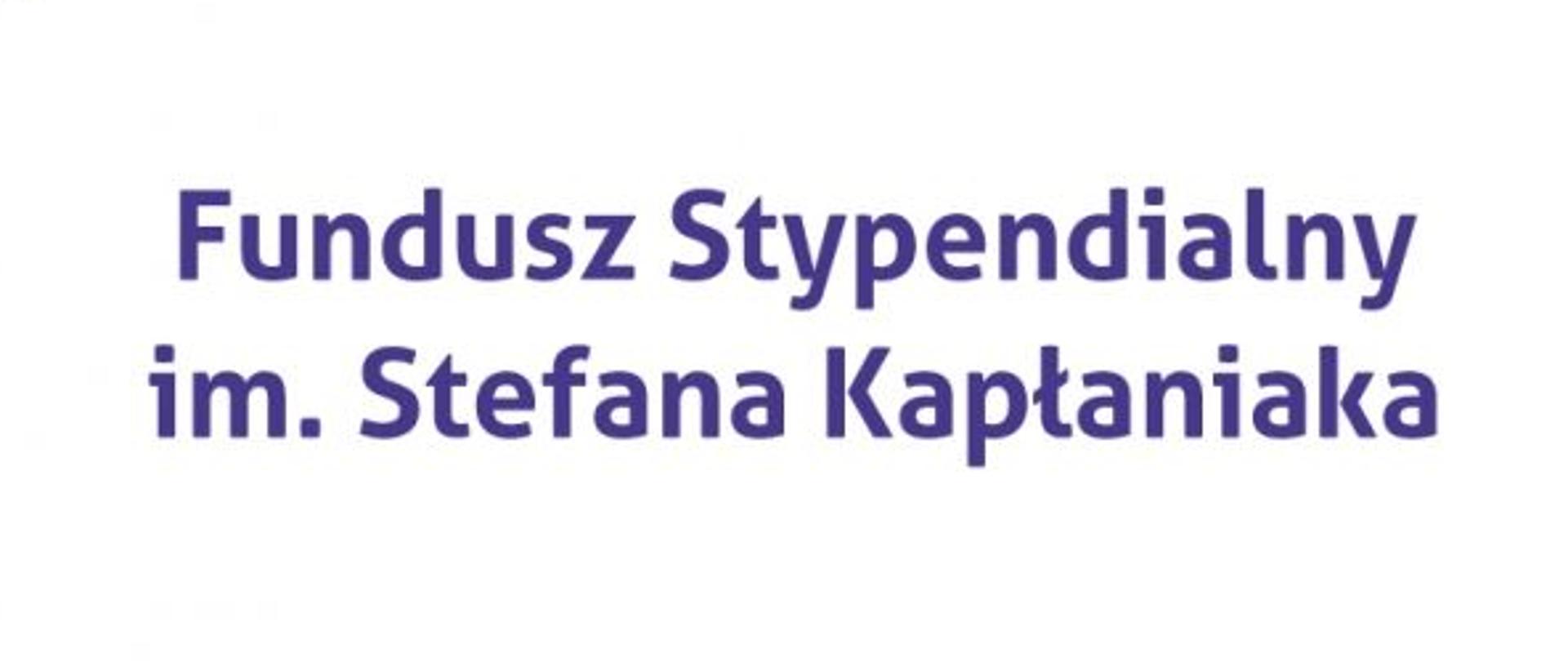 Slajd z napisem "Fundusz Stypendialny im. Stefana Kapłaniaka" na jasnym tle, z fioletowymi elementami graficznymi oraz ikonami sportowców: rowerzysta, biegacz, jeździec konny, kajakarz). W lewym dolnym rogu logo Małopolska Arena Mistrzostw.
