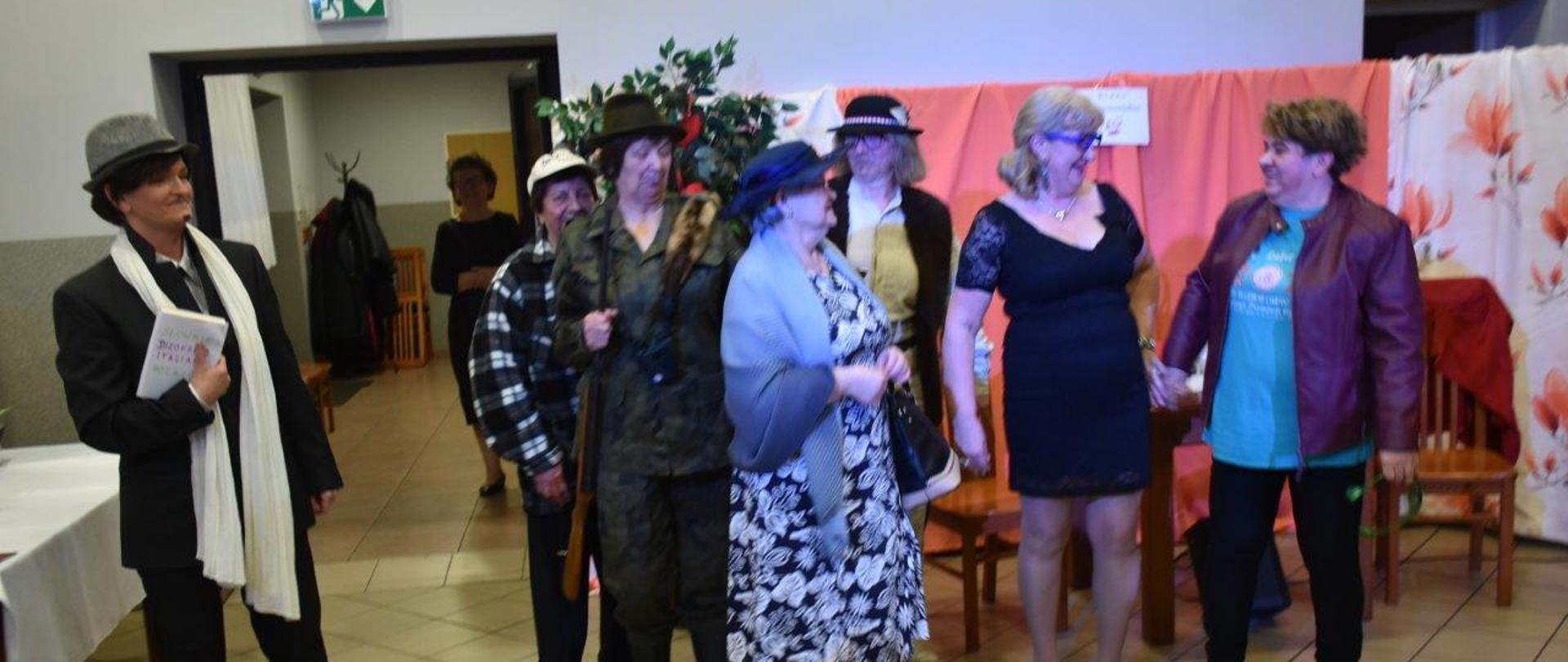 Scena grupa osób rozmawia