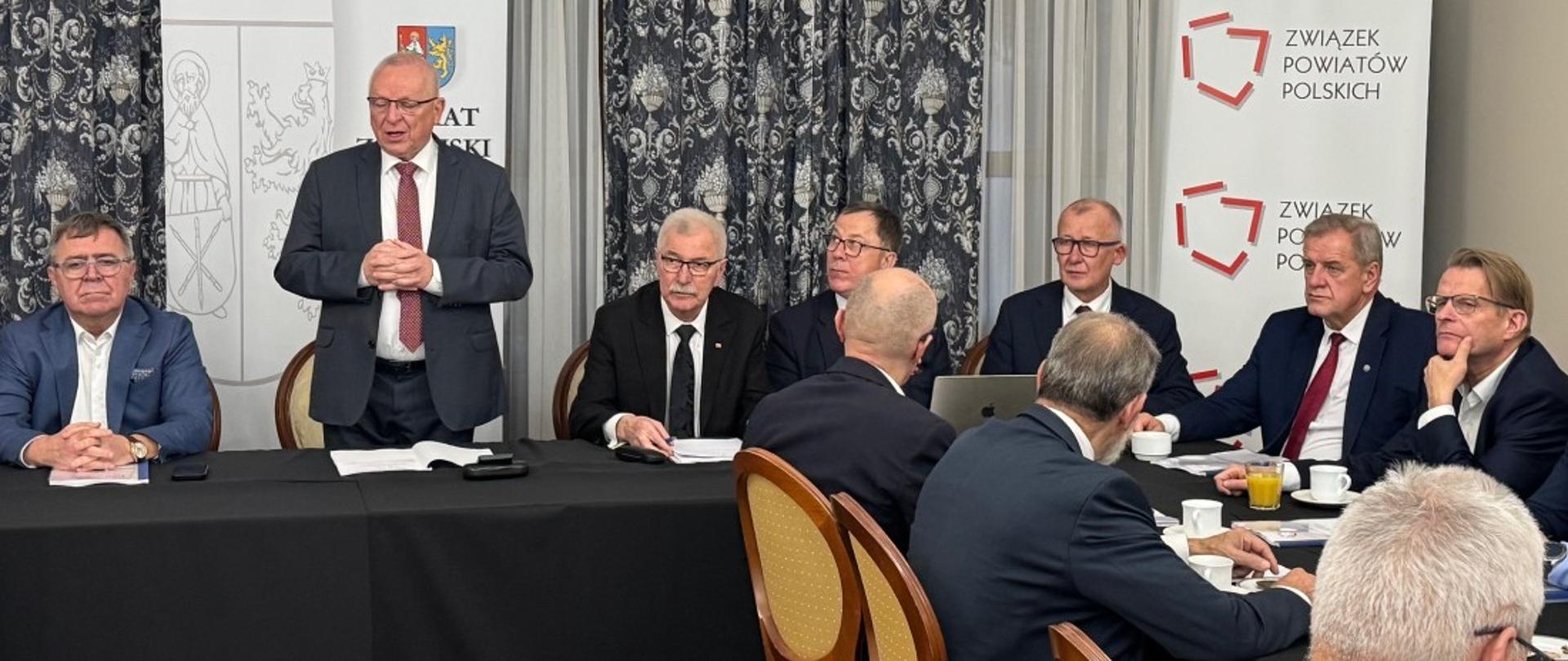 W odbywającym się w Zamościu posiedzeniu zarządu Związku Powiatów Polskich uczestniczył jego wiceprezes, starosta bielski Sławomir Jerzy Snarski (fot. ZPP)