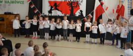 Apel z okazji Święta Niepodległości - przedszkolaki prezentują recital przed rówieśnikami i nauczycielkami