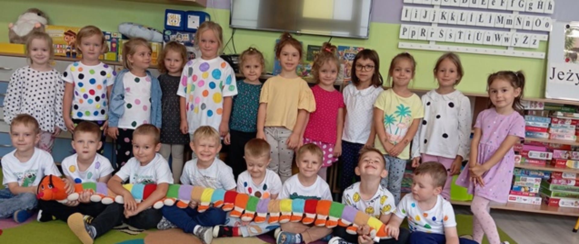 Dzieci pozują do zdjęcia