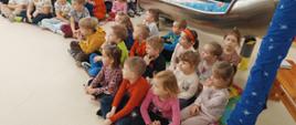 Dzieci słuchają wykładu przedstawicielek Policji