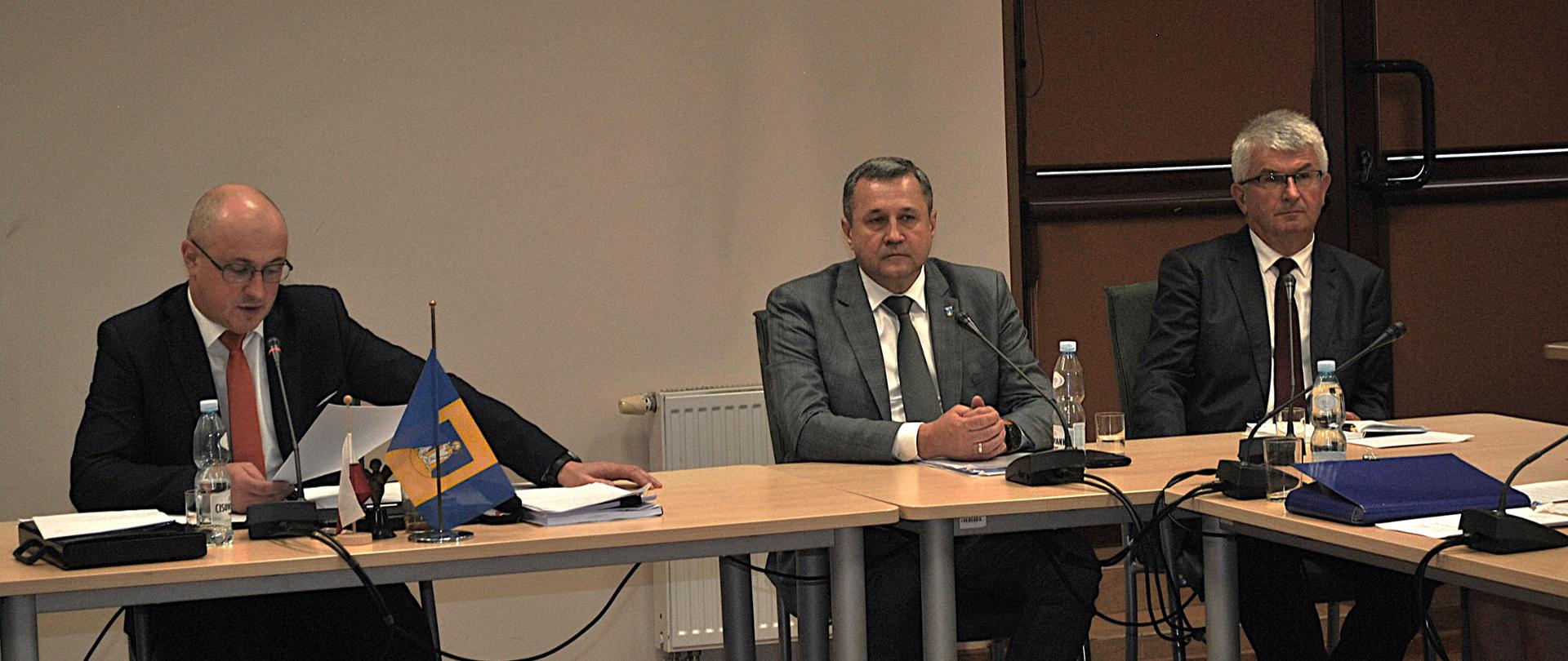 Zdjęcie przedstawia Przewodniczącego Rady Gminy, Wójta Gminy, Zastępce Wójta na sesji Rady Gminy