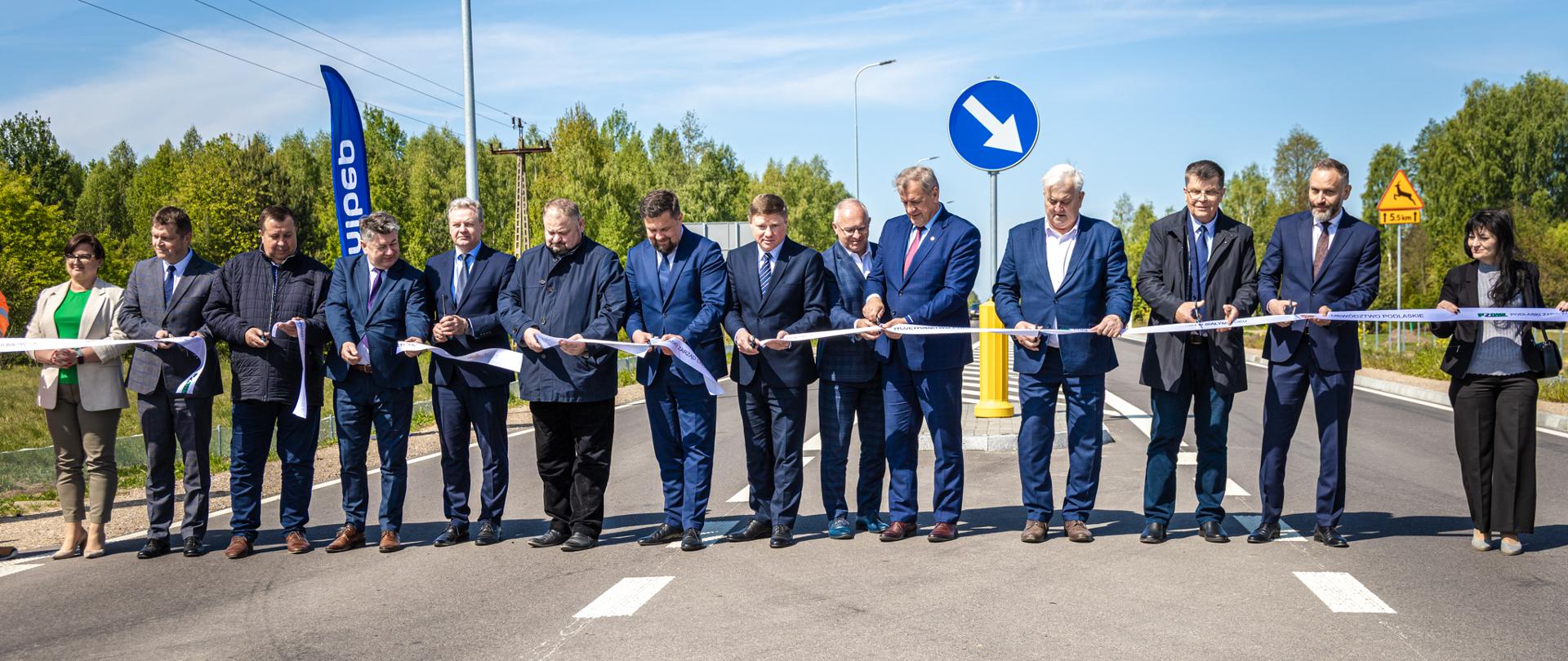Oficjalne otwarcie drogi wojewódzkiej Bielsk Podlaski – Hajnówka. Wstęgę przecina m.in. starosta bielski Sławomir Jerzy Snarski