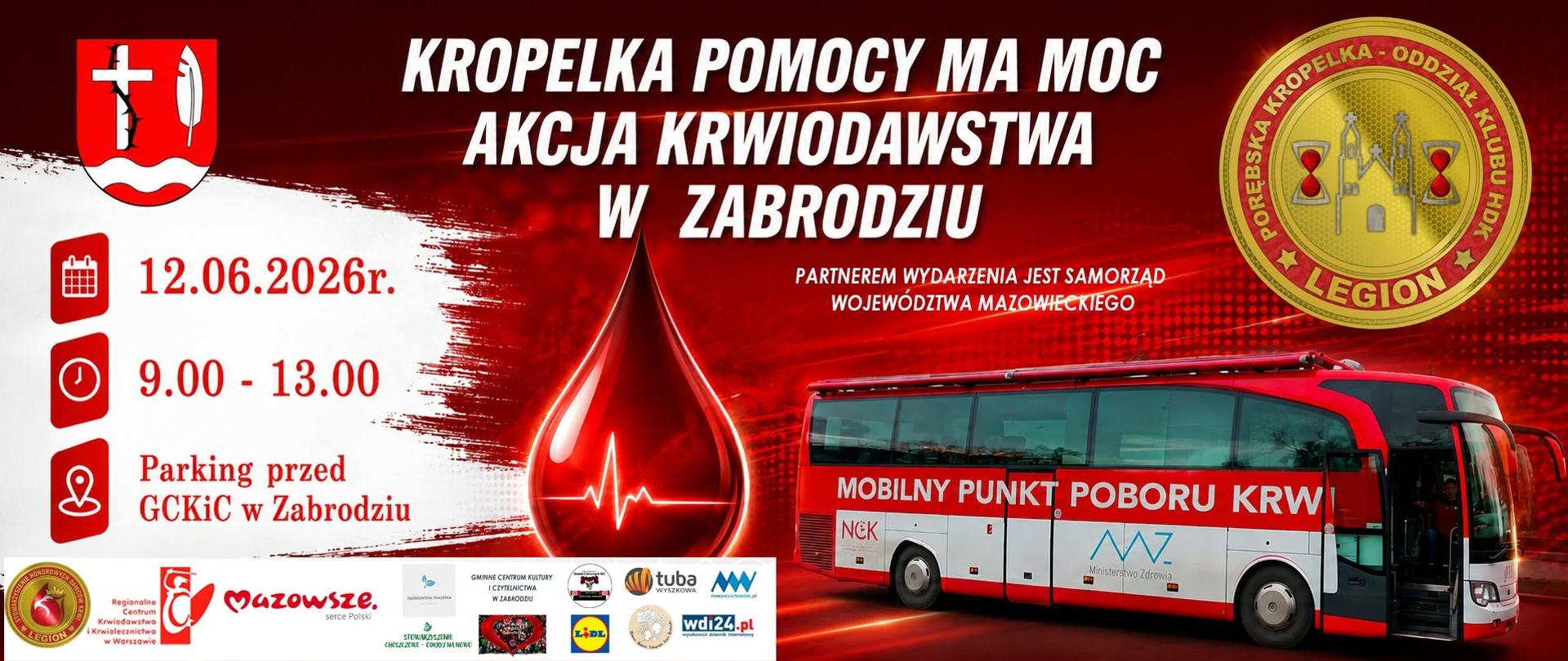 Oto propozycja tekstu alternatywnego (alt text) dla załączonej grafiki, przygotowana zgodnie z zasadami dostępności cyfrowej:
Tekst alternatywny:
Plakat informujący o akcji krwiodawstwa w Zabrodziu, utrzymany w czerwono-białej kolorystyce. W centralnej części znajduje się duża, lśniąca kropla krwi z wpisaną w nią linią wykresu EKG. Po prawej stronie widoczny jest zaparkowany czerwono-biały autobus – mobilny punkt poboru krwi.
Na plakacie umieszczono następujące napisy:
Główne hasło: „KROPELKA POMOCY MA MOC. AKCJA KRWIODAWSTWA W ZABRODZIU”.
Data: 12.06.2026 r.
Godziny: 9.00 - 13.00.
Miejsce: Parking przed GCKiC w Zabrodziu.
Informacja o partnerze: „Partnerem wydarzenia jest Samorząd Województwa Mazowieckiego”.
W lewym górnym rogu znajduje się herb gminy Zabrodzie, a w prawym górnym rogu złote, okrągłe logo „Porębska Kropelka - Oddział Klubu HDK Legion”. Na dole plakatu umieszczono logotypy organizatorów i partnerów, w tym marki Mazowsze, GCKiC w Zabrodziu oraz lokalnych mediów.