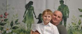 Widownia - dumni rodzice i dziadkowie pozują z dziećmi