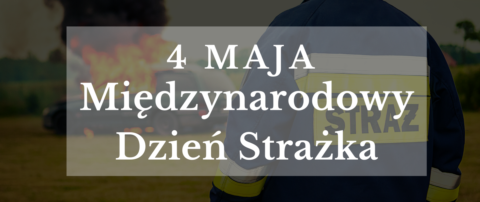 Strażak odwrócony plecami, który obserwuje palący się samochód.